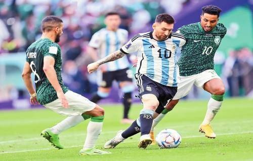 亚泰官方：寒潮来袭，长春亚泰队备战训练转至室内足球馆